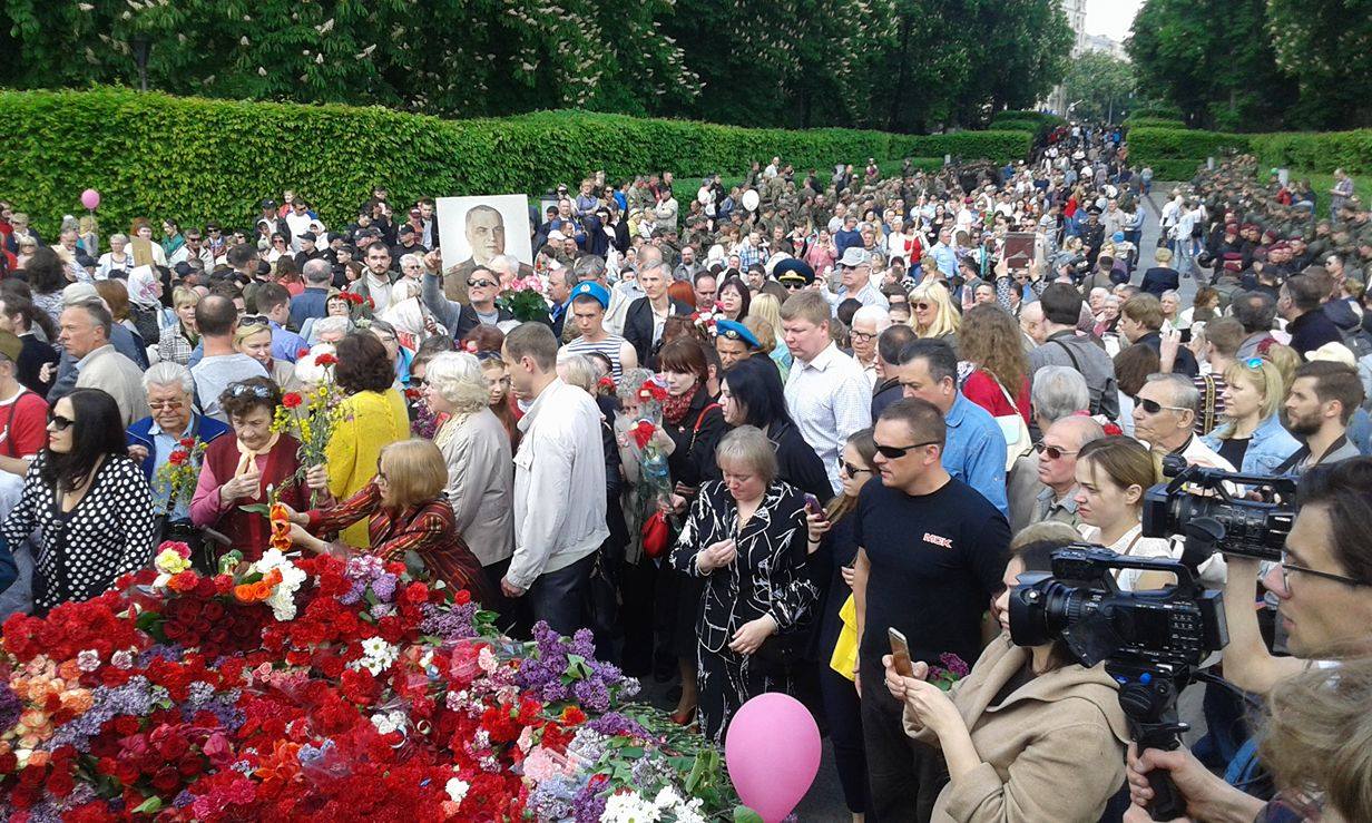 В Киеве возле парка Вечной славы начались стычки